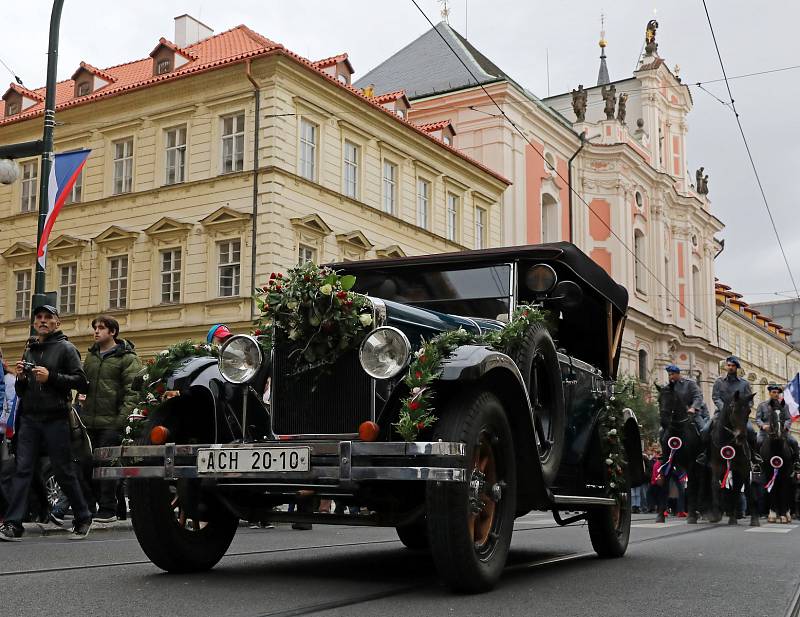 Sokolský Pochod pro republiku ke stému výročí založení Československa vyrazil z pražské Kampy na Václavské náměstí.