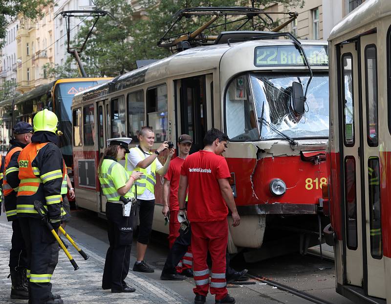 Srážka tramvají v Ječné ulici 29. června.