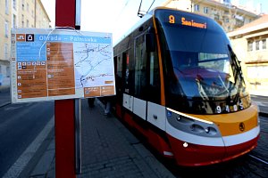 Pražský dopravní podnik začal s opravou tramvajové trati včetně estakády z Ohrady na Palmovku. Rekonstrukce má trvat do května 2023, změní se kvůli ní trasy sedmi denních a jedné noční tramvajové linky. Místo tramvají jezdí mezi Ohradou a Palmovkou náhrad
