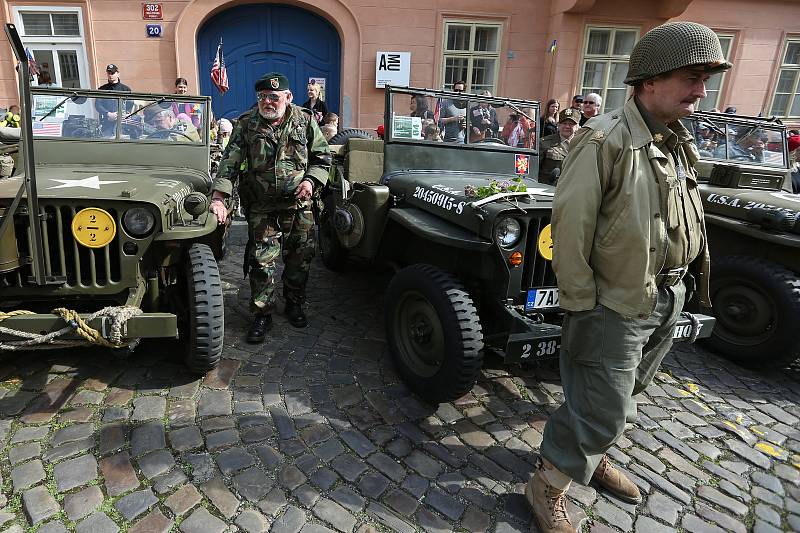 Sraz historických vozidel spojenců z druhé světové války.