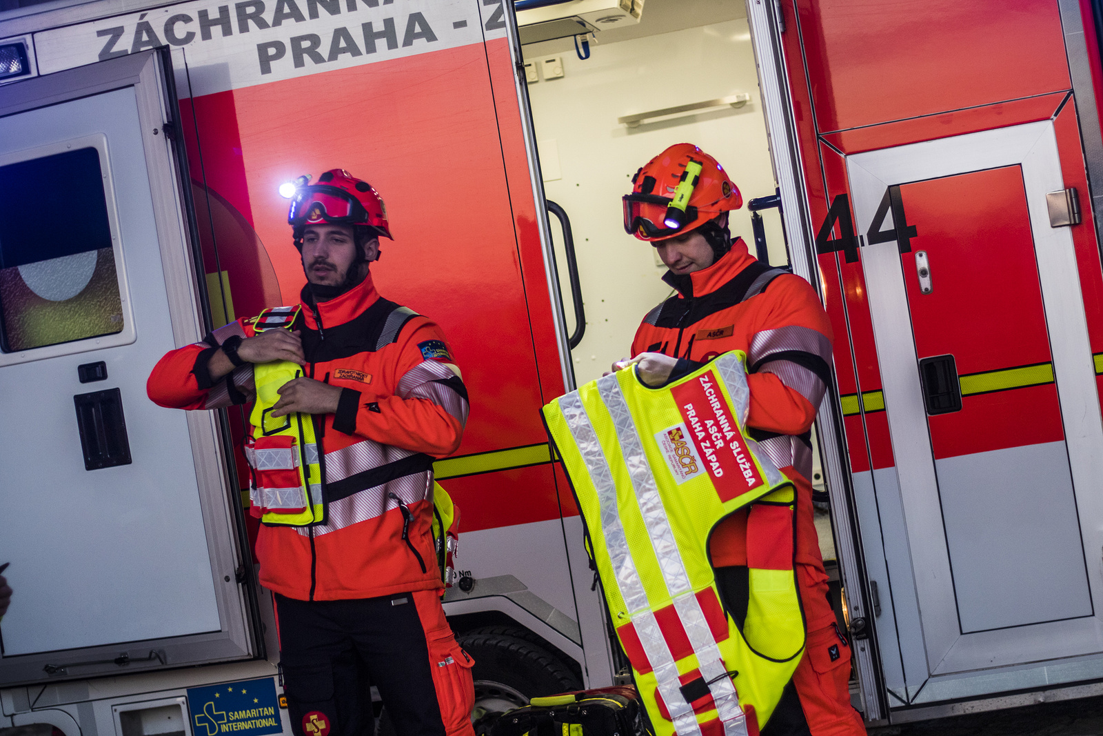 PODÍVEJTE SE: Vesty, které samy svítí. Záchranáři dostali nové oblečení -  Pražský deník
