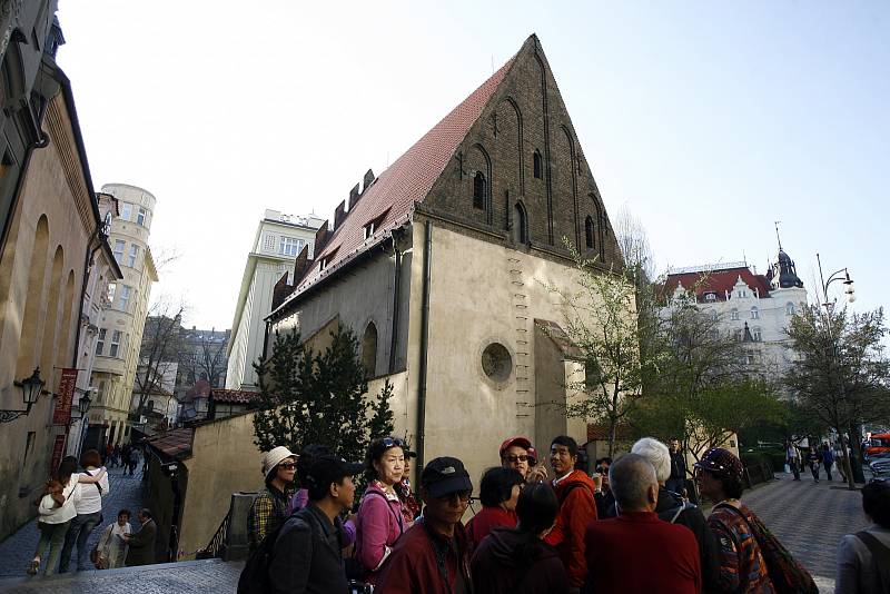 Staronová synagoga v Praze je jedna z nejstarších synagog v Evropě, která se stále používá k náboženským obřadům. Zároveň je jednou z nejstarších dochovaných synagog ve střední Evropě a také nejstarší dochovanou stavbou Josefova.