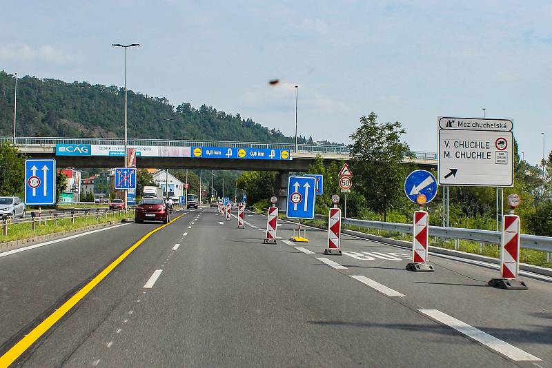 Další etapa rozšíření komunikace Strakonická, tentokrát v úseku od nadjezdu mimoúrovňové křižovatky ulice Mezichuchelská po autobusovou zastávku Malá Chuchle. Práce jsou plánovány do konce listopadu tohoto roku.