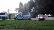 Dvě mrtvá těla byla nalezena v pátek 11. dubna 2014 ráno na okraji pražské Uhříněvsi.