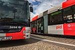 Tramvaj Škoda 14T v nové vizuální šedo-červené podobě Pražské integrované dopravy (PID). První vozem v nových barvách byl autobus značky SOR.