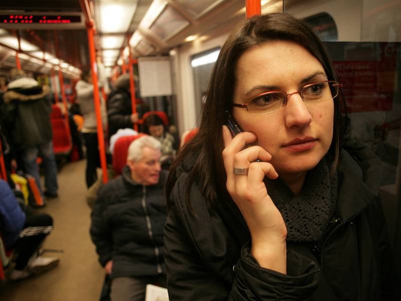 Telefonování v metru. Ilustrační foto. 