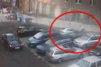 Spor o parkovací místo v Praze skončil jízdou na kapotě, kterou přerušil až strážník městské policie.