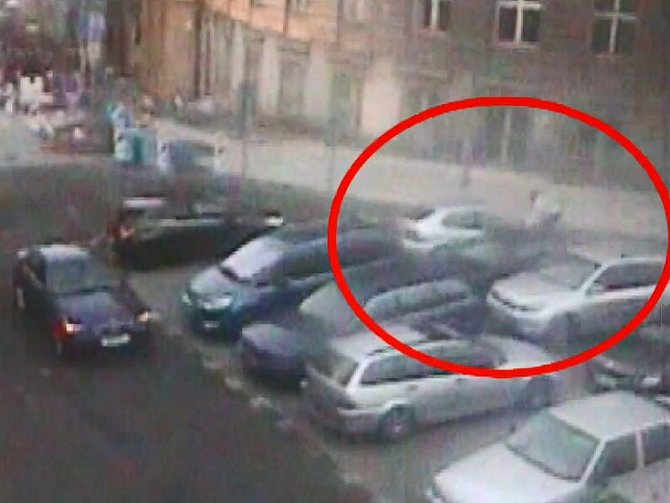 Spor o parkovací místo v Praze skončil jízdou na kapotě, kterou přerušil až strážník městské policie.