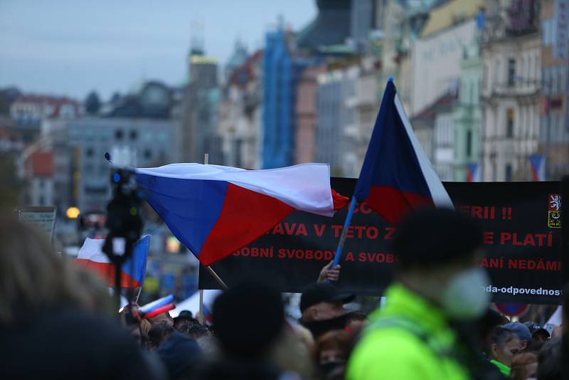 Demonstrace na Václavském náměstí v Praze v úterý 17. listopadu 2020. Po jejím skončení se průvod vydal na Národní třídu.