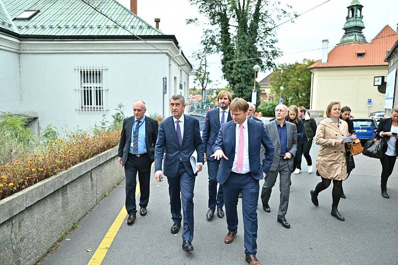 Premiér Andrej Babiš (ANO) a ministr Adam Vojtěch (ANO) podpořili nutnost investic ve VFN v Praze.