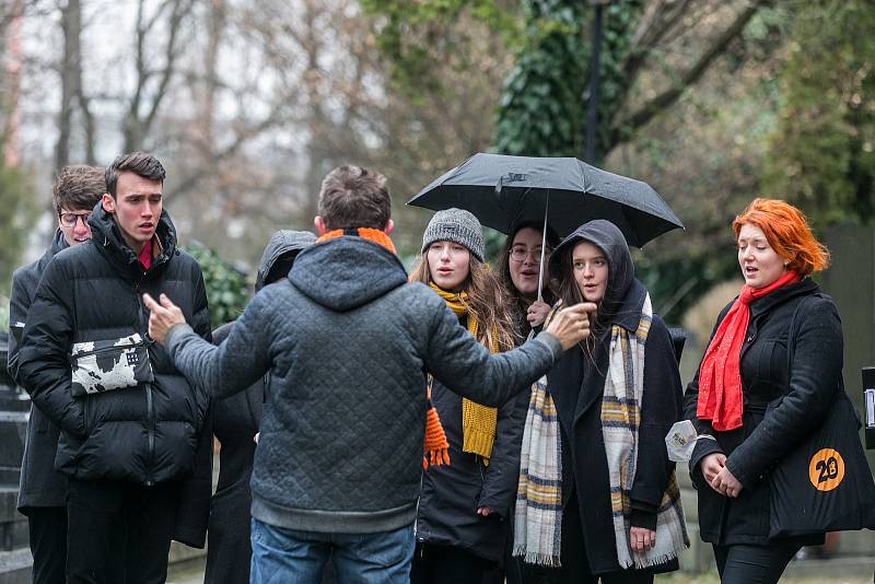 Uctění památku Olgy Havlové Na Vinohradském hřbitově.