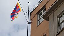 Na budově Úřadu městské části Praha 2 vlaje tibetská vlajka. Dvojka tak symbolicky podporuje Tibet.