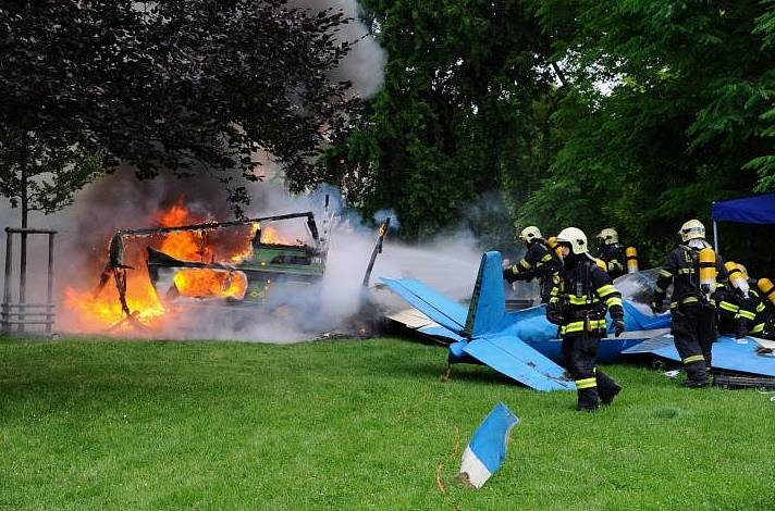 Projekt Mayday: vrak letadla v parku na Karlově náměstí v centru Prahy.