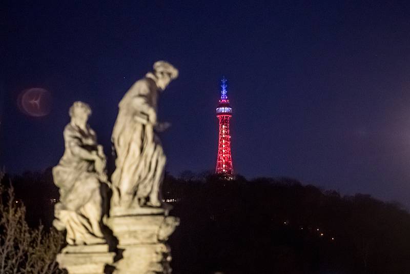 Petřínská rozhledna byla 16. dubna 2019 nasvícena v barvách francouzské trikolóry.