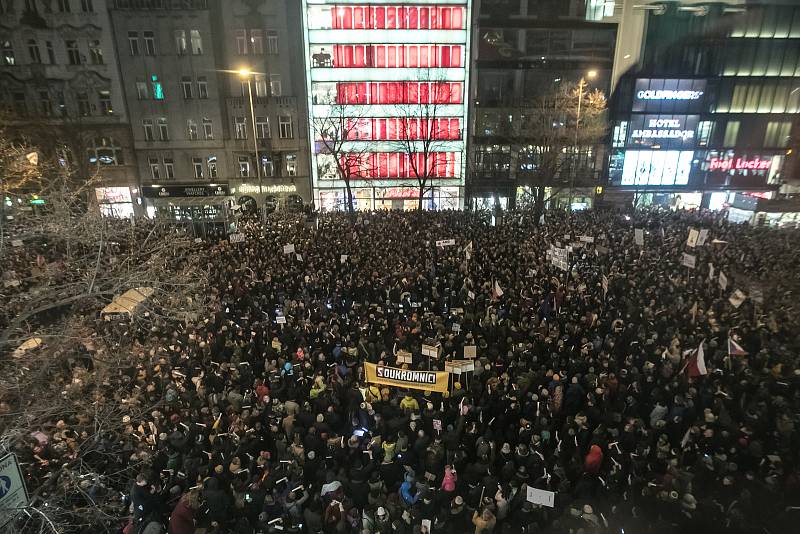Tisíce lidí protestovaly 5. března na pražském Václavském náměstí proti zvolení Radka Ondráčka do kontrolní komise GIBS a proti premiérovi Babišovi.