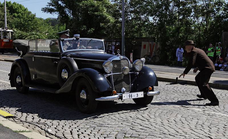 U příležitosti 75.výročí atentátu na říšského protektora Reinharda Heydricha se v Praze konala rekonstrukce útoku u tramvajové zastávky U Kříže.