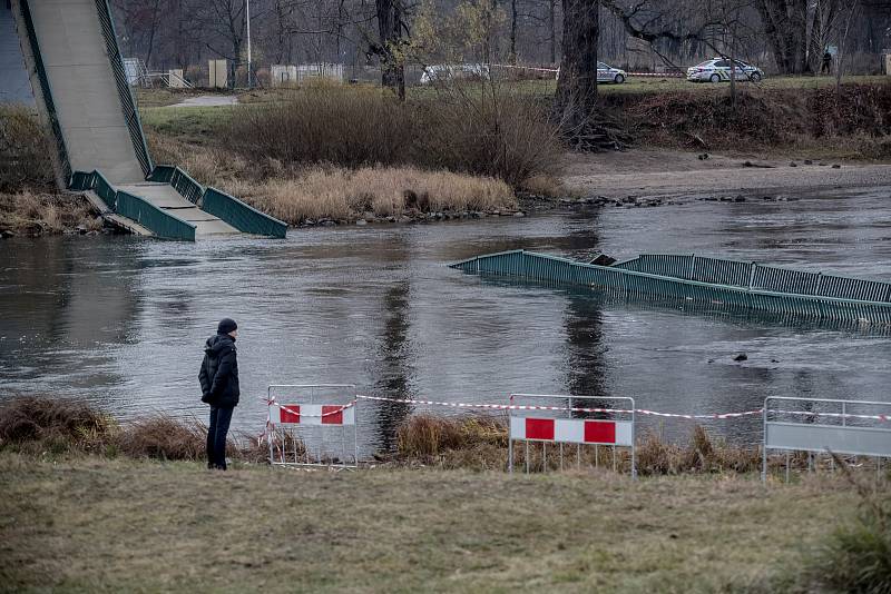 U Trojského zámku v Praze se 2. prosince odpoledne zřítila do Vltavy betonová lávka pro pěší. Podle informací záchranářů se při pádu zranili čtyři lidé. Snímek je ze 3. prosince.