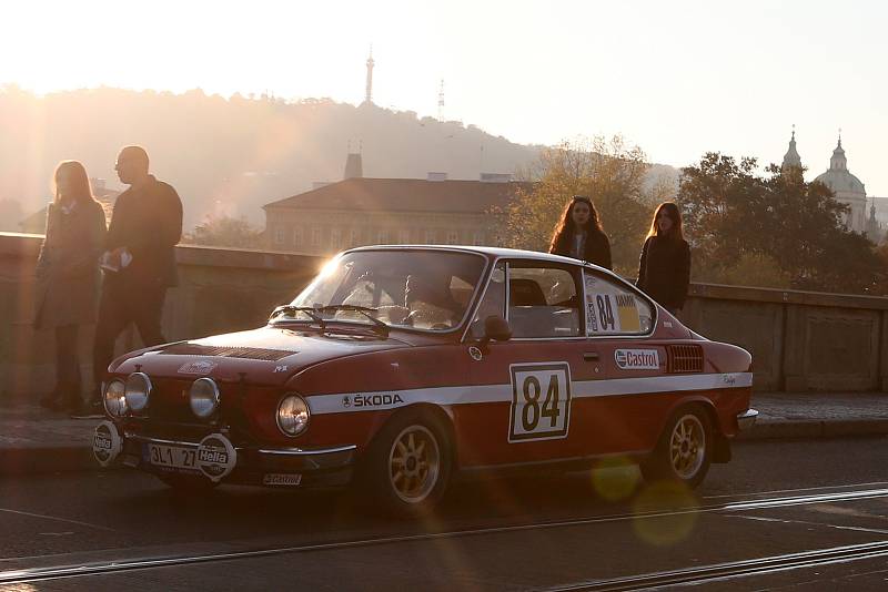 Ze slavnostního startu 10. ročníku mezinárodního automobilového závodu legend Rallye Praha Revival.