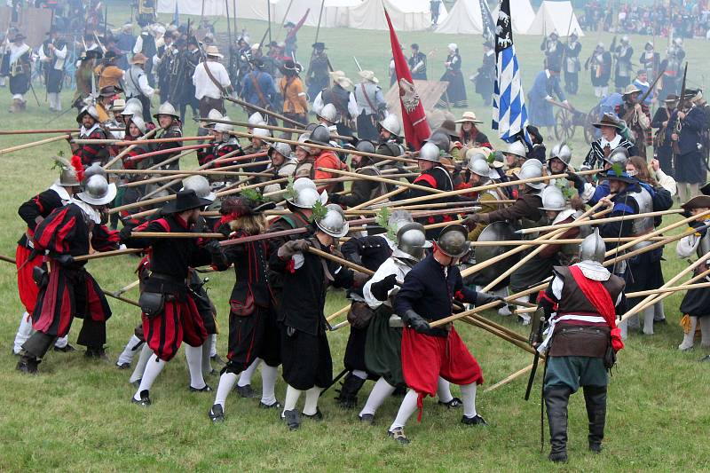 Na Vypichu se v sobotu uskutečnila rekonstrukce bitvy na Bílé hoře z roku 1620.