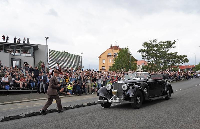 Rekonstrukce útoku na zastupujícího říšského protektora Reinharda Heydricha a pietní shromáždění k 80. výročí atentátu za účasti britské ministryně zahraničí Liz Trussové a slovenského ministra obrany Jaroslava Nadě.