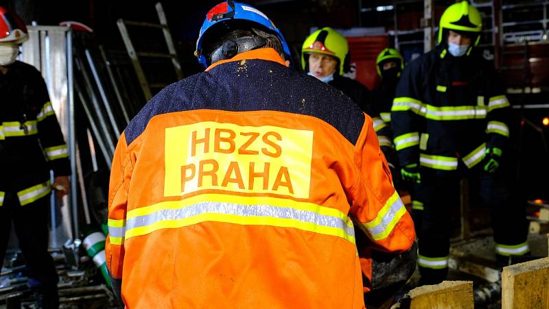 V půl desáté večer, tedy po šesti a půl hodinách zasáhu hasičů včetně týmu USAR a báňských záchranářů, se podařilo vyprostit tělo zavaleného dělníka.