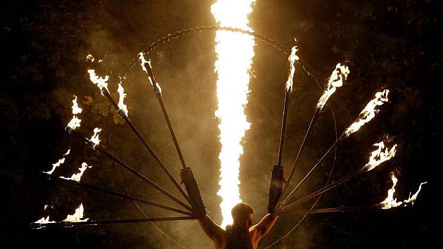 Zahájení mezinárodního festivalu nového cirkusu a divadla Letní Letná na Pražské Letné. Na snímku vystoupení souboru Burnt Out Punks.