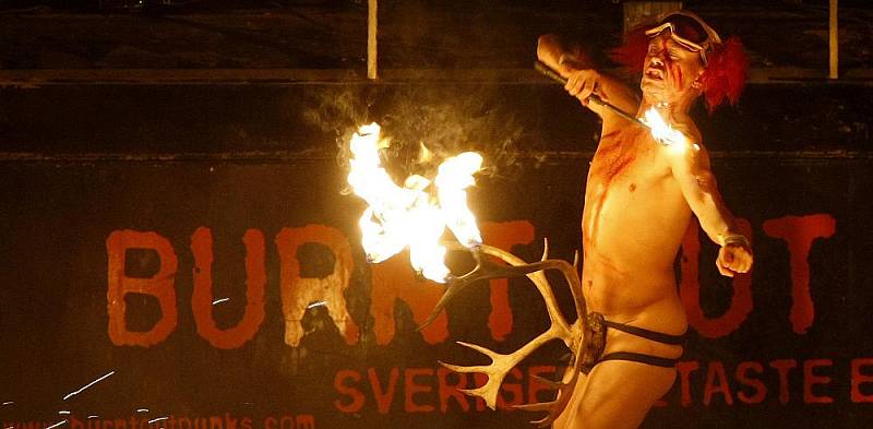 Zahájení mezinárodního festivalu nového cirkusu a divadla Letní Letná na Pražské Letné. Na snímku vystoupení souboru Burnt Out Punks.