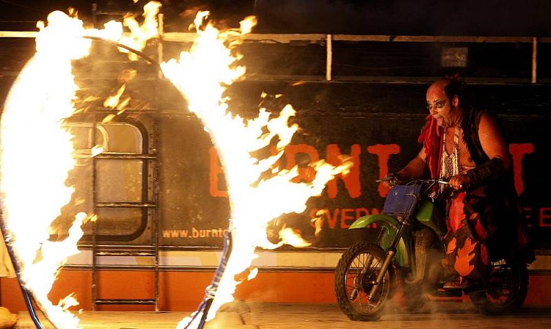 Zahájení mezinárodního festivalu nového cirkusu a divadla Letní Letná na Pražské Letné. Na snímku vystoupení souboru Burnt Out Punks.