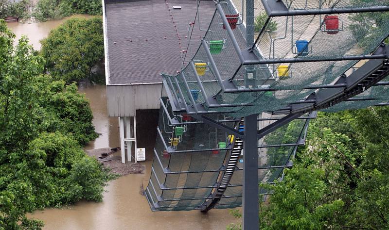 Povodně v Praze – Troji u Pražské zoo v pondělí 3. června. 