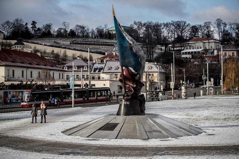 Památník II. odboji, bronzová, obarvená socha od Vladimíra Preclíka ve tvaru rozevláté československé vlajky 