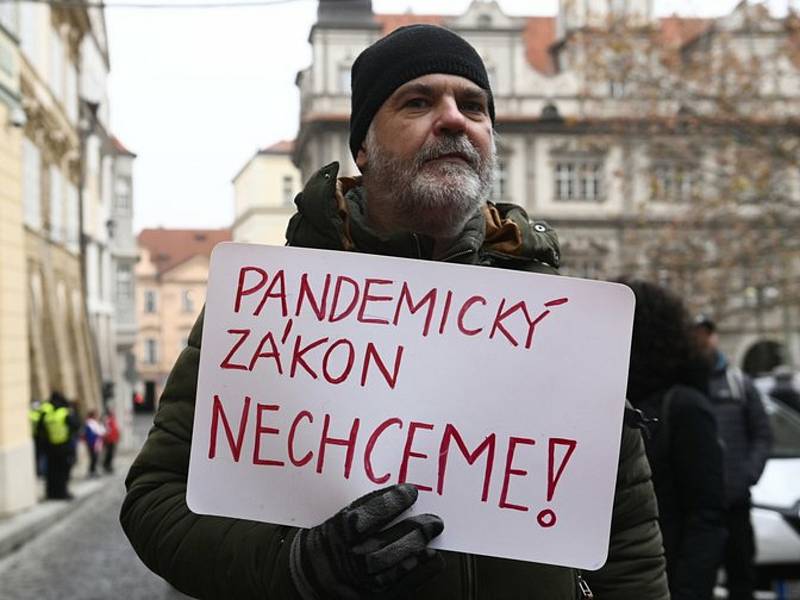 Demonstrace iniciativy Chcípl PES proti schválení vládní novely pandemického zákona Sněmovnou, 25. ledna 2022 na Malostranském náměstí v Praze.