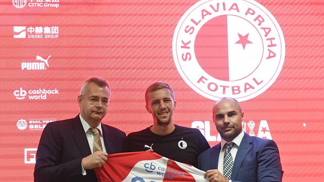 Předseda představenstva fotbalové Slavie Jaroslav Tvrdík (vlevo), záložník Tomáš Souček (uprostřed) a sportovní ředitel klubu Jan Nezmar