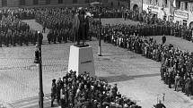 Slavnostní odhalení pomníku padlého hrdiny Josefa Jiřího Švece. Jako mnohé symboly české státnosti ani tato socha neunikla nacistickému režimu.