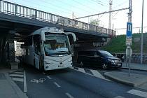 Autobus se zasekl v podjezdu v ulici Trocnovská.