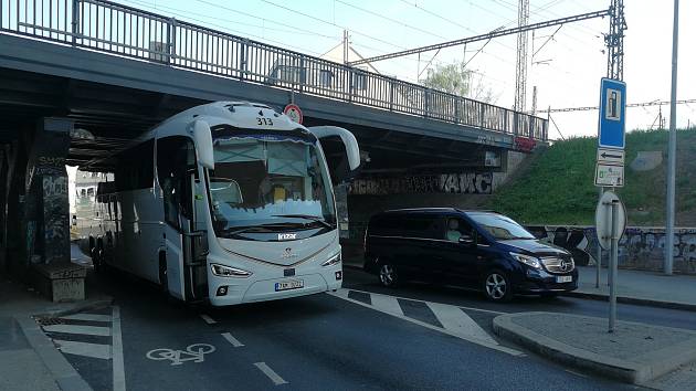Autobus se zasekl v podjezdu v ulici Trocnovská.