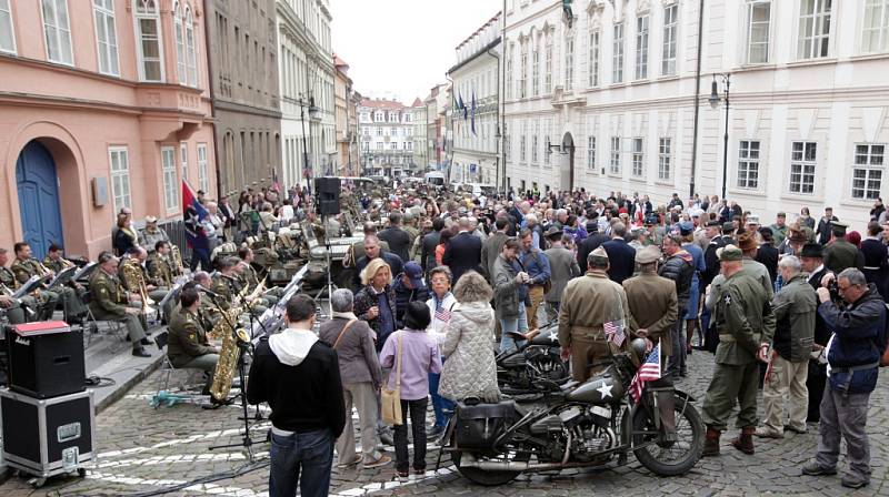 Historická vozidla, která tvoří Konvoj osvobození, se v pátek 24. dubna 2015 sjela před americké velvyslanectví v Praze a poté se vydala na cestu po západních Čechách, které v roce 1945 osvobodila americká armáda.
