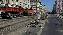 Současná Palmovka - špína, nepořádek, rozkopané ulice při rekonstrukci kolejí.