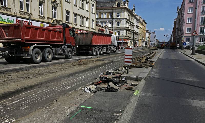 Současná Palmovka - špína, nepořádek, rozkopané ulice při rekonstrukci kolejí.