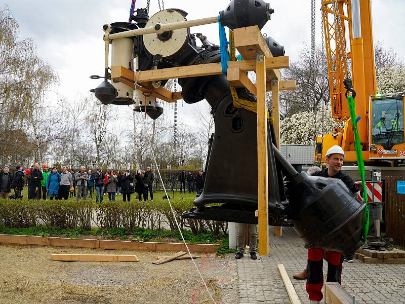 Z demontáže největšího dalekohledu Štefánikovy hvězdárny na pražském Petříně kvůli renovaci přístroje v německé Jeně.