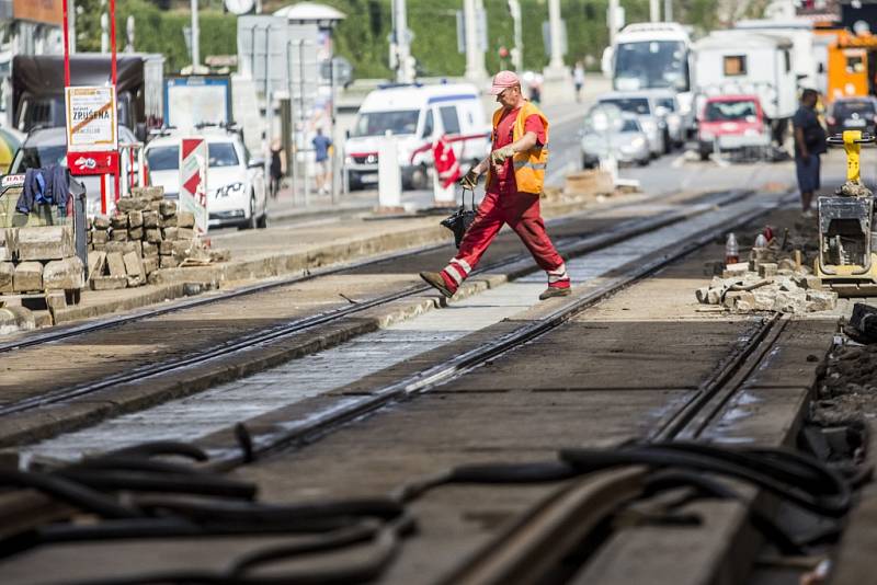 Oprava tramvajové tratě v Revoluční ulici v Praze.