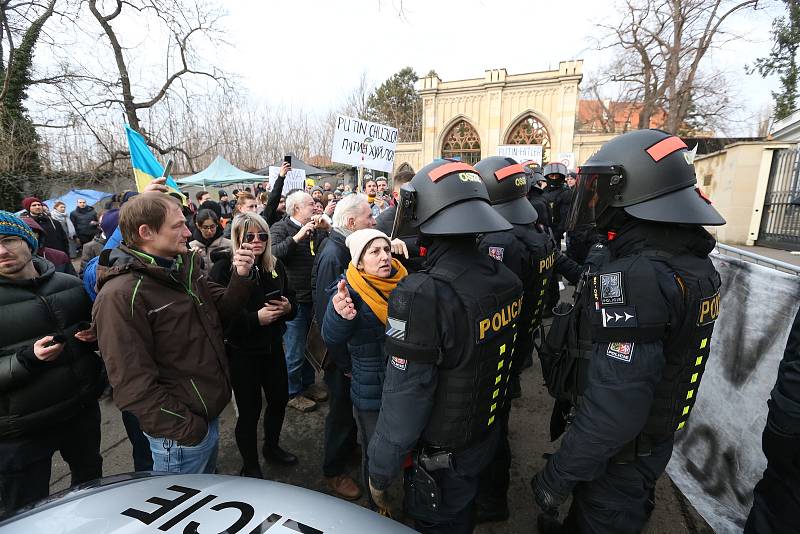 Demonstrace u ruské ambasády v Korunovační ulici v Praze.