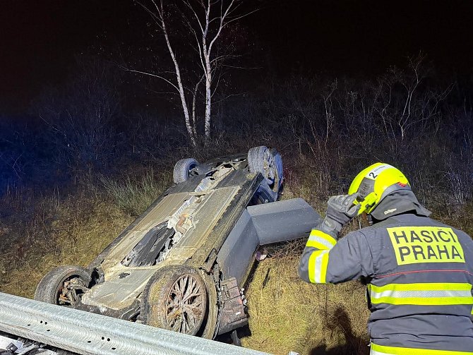 Nehoda osobního auta v Karlovarské ulici v pražských Řepích.