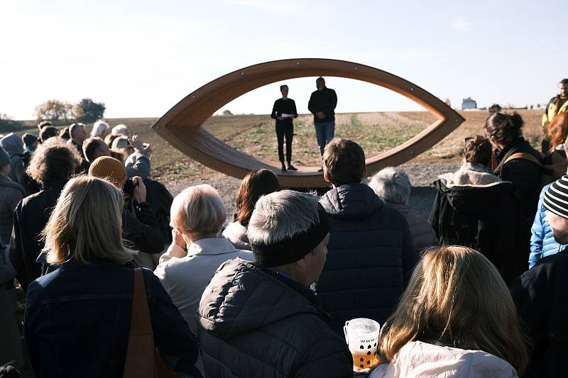 Nebušické Oko, které bylo nad pražskou částí Nebušice slavnostně otevřeno 24. října 2021.
