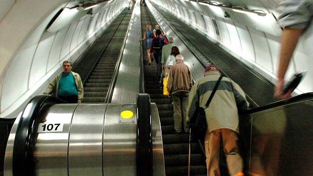 Eskalátory v metru. Ilustrační foto. 