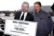 Jan Kasl převzal v době svého působení ve funkci primátora dar od Miky Häkkinena – sto tisíc korun na opravu Karlova mostu.
