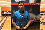 Bowlingář Tomáš Plechata s trofejí z mistrovství České republiky za první místo mezi kadety do 21 let