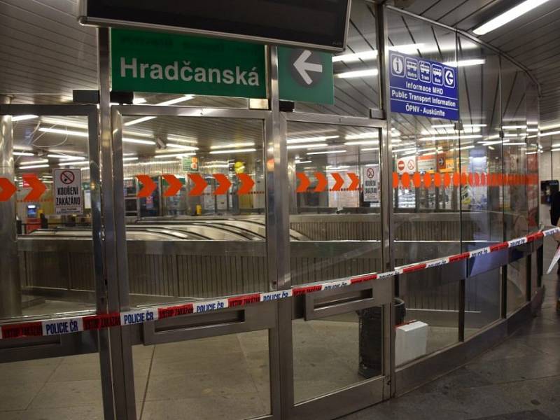 Souprava metra srazila v tunelu u Hradčanské muže, vyprostit ho museli hasiči
