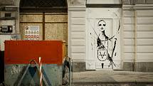 Některé budovy v centru Prahy pokrylo graffiti. Akce má upozornit na nedostatek legálních ploch pro street art. Většina z maleb zůstane dočasně.