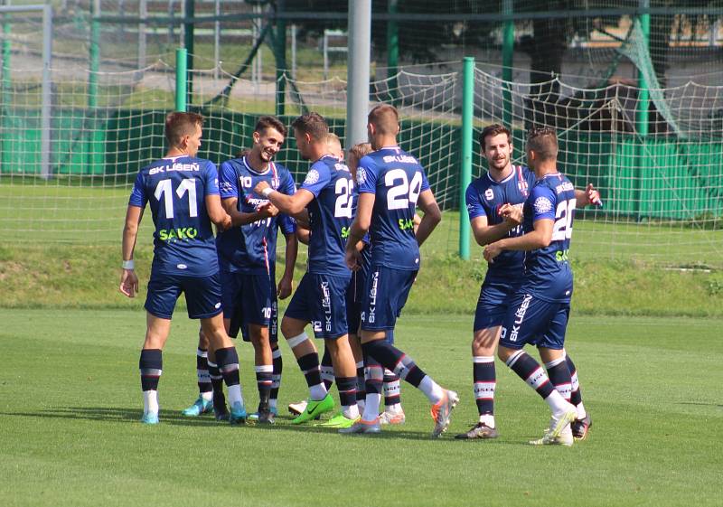 Fotbalisté Slavie za zavřenými dveřmi tréninkového areálu v Edenu odehráli generálku s druholigovou Líšní. A ta favorita překvapivě porazila 4:2!