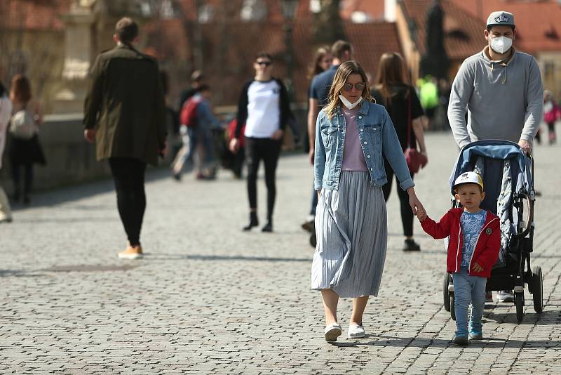 Centrum Prahy v neděli 11. dubna 2021. Lidé často neměli zakryté dýchací cesty respirátorem či alespoň chirurgickou rouškou.